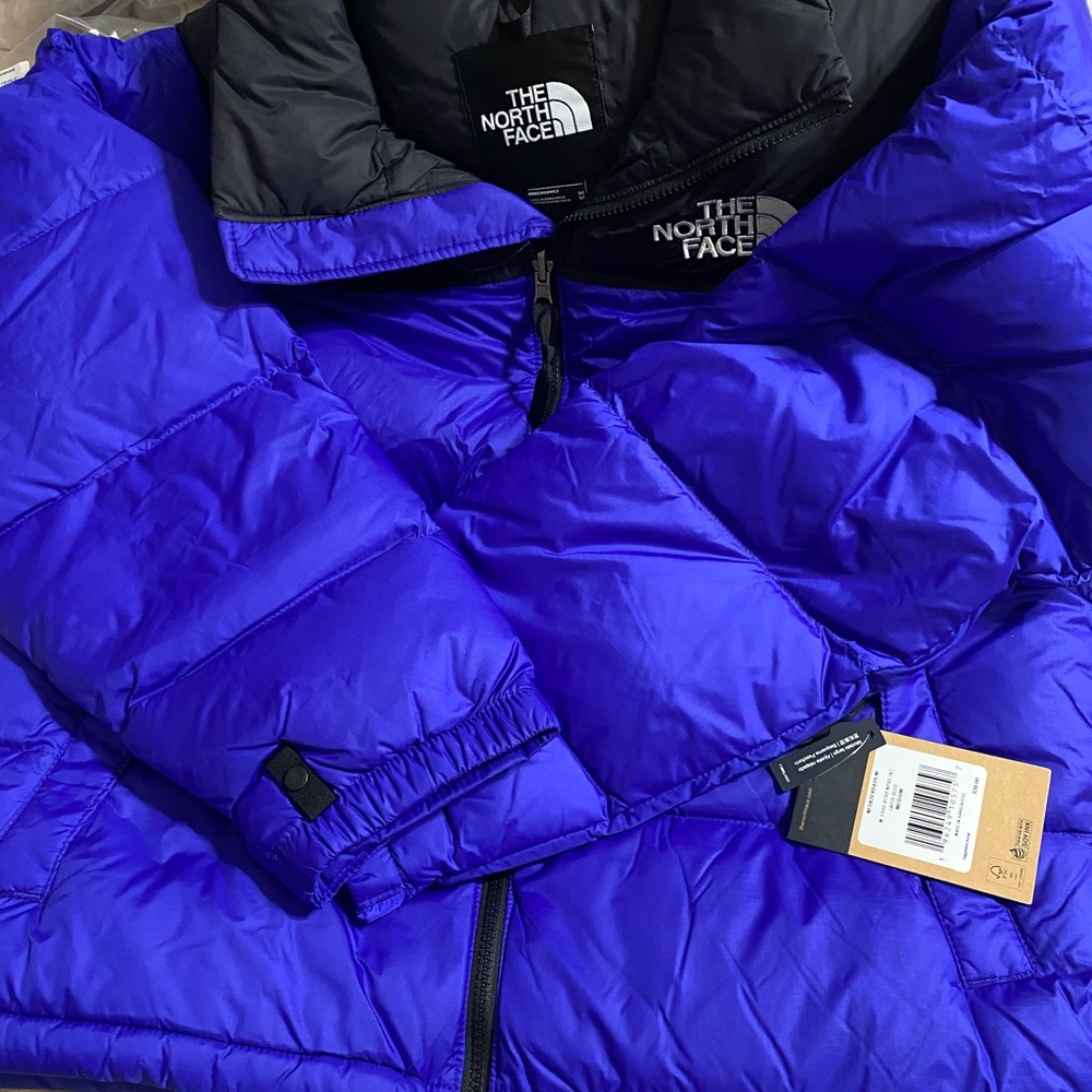 Brand new never been worn men’s puffer jacket. Very nice and thick coat